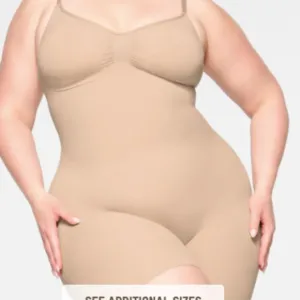 2206 SKIMS  NWT SEAMLESS SCULPT  MID THIGH BODYSUIT in MICA