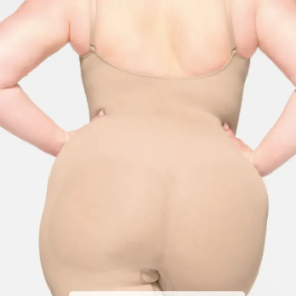 2206 SKIMS  NWT SEAMLESS SCULPT  MID THIGH BODYSUIT in MICA