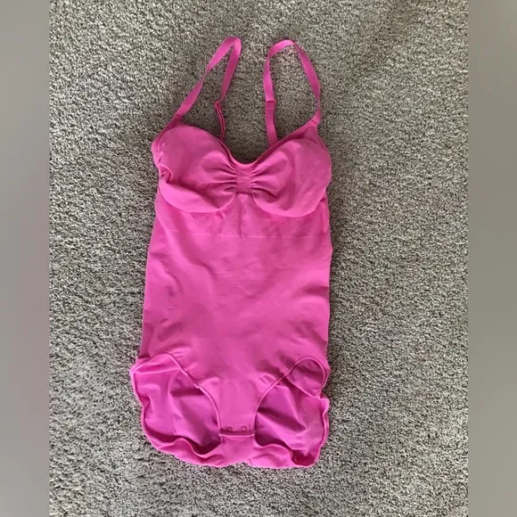 SKIMS Seamless Sculpt Brief Bodysuit | Neon Pink | Size 4XL/5XL