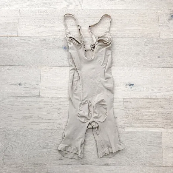 Skims Seamless Sculpt Mid Thigh Bodysuit in Sand Size Small NWOT
