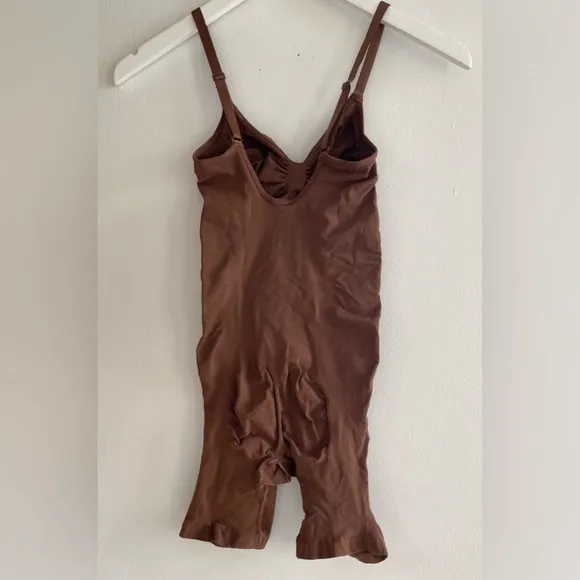 SKIMS Seamless Sculpting Mid Thigh Bodysuit in Espresso Size Large NWOT