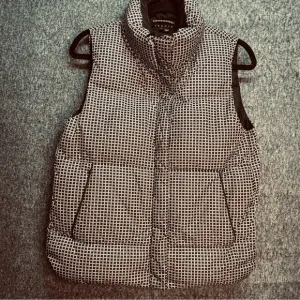 Theory Black and White Patterned Down Vest SM